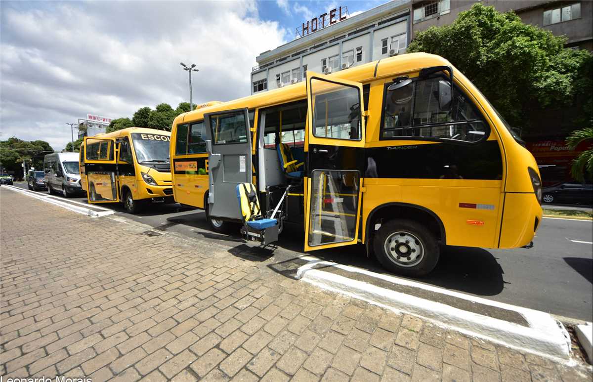 Valadares recebe cinco novos veículos para o transporte escolar